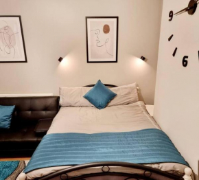 Stylish Apartment, self check-in, 25mins to Gatwick Airport